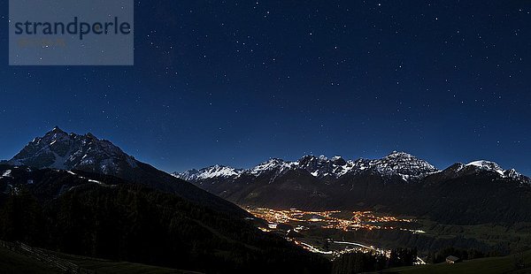 Landschaft im Mondlicht  Fulpmes bei Nacht unter dem Sternenhimmel  vorne die Serles  hinten die Kalkkögel  Stubaier Alpen  Stubaital  Tirol  Österreich  Europa