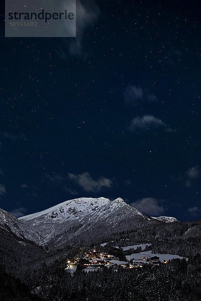 Bergdorf bei Nacht mit Sternenhimmel vor Berg Nockspitze mit Schnee  Kreit  Stubaital  Tirol  Österreich  Europa