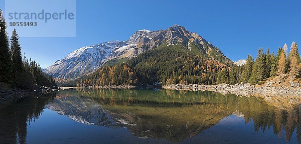 Bergsee  Obernbergersee mit Spiegelung im Herbst  hinten Berg Tribulaun mit Schnee  Obernbergtal  Stubaier Alpen  Tirol  Österreich  Europa