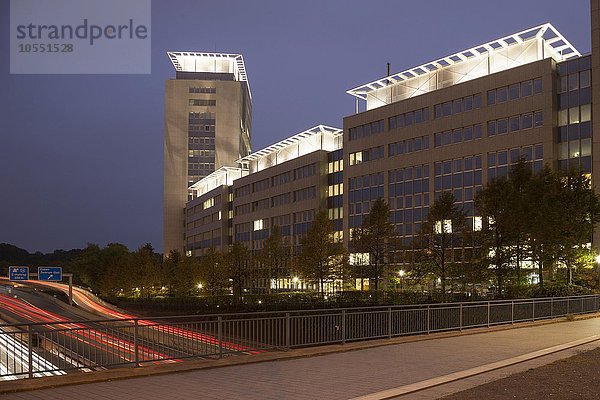 Bürogebäude Evonik bei Dämmerung  Spezialchemie  Chemiestandort Essen  Ruhrgebiet  Nordrhein-Westfalen  Deutschland  Europa