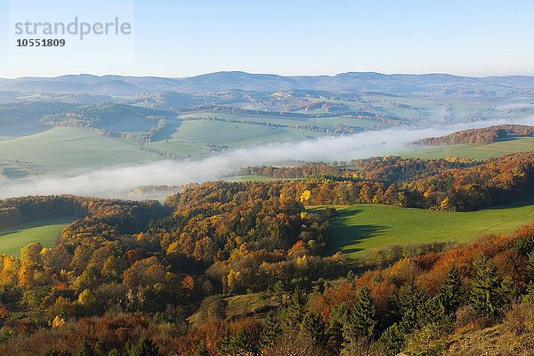 Blick vom Großen Hörselberg im Herbst in Richtung Thüringer Wald  bei Eisenach  Thüringen  Deutschland  Europa