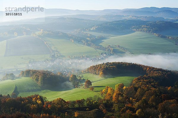 Blick vom Großen Hörselberg  im Herbst  in Richtung Thüringer Wald mit Großem Inselsberg  links hinten  bei Eisenach  Thüringen  Deutschland  Europa