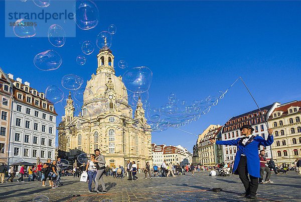 Mann macht große Seifenblasen auf dem Neumarkt vor der Frauenkirche  Altstadt  Dresden  Sachsen  Deutschland  Europa