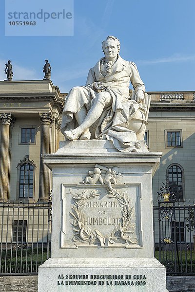 Alexander von Humboldt-Statue vor der Humboldt-Universität  Unter den Linden  Berlin  Deutschland  Europa