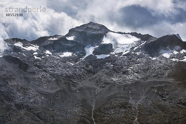 Ausblick von der Glingspitze auf den Keeskogel im Nationalpark Hohe Tauern mit Regenwolken  Naturpark Riedingtal  Radstädter Tauern  Niedere Tauern  Lungau  Salzburg