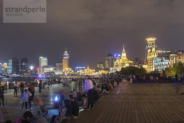 Uferpromenade The Bund mit Skyline bei Nacht  Shanghai  China  Asien