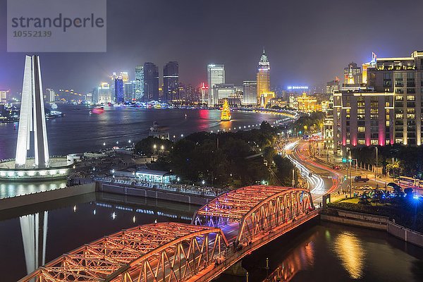 Uferpromenade The Bund mit Skyline bei Nacht  Shanghai  China  Asien