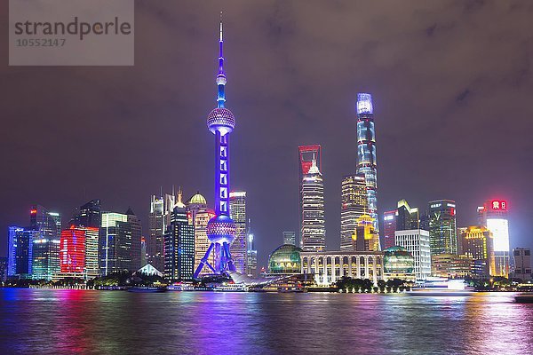 Finanzviertel Pudong mit dem Oriental Pearl Tower bei Nacht  Shanghai  China  Asien