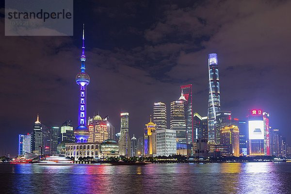 Finanzviertel Pudong mit dem Oriental Pearl Tower bei Nacht  Shanghai  China  Asien