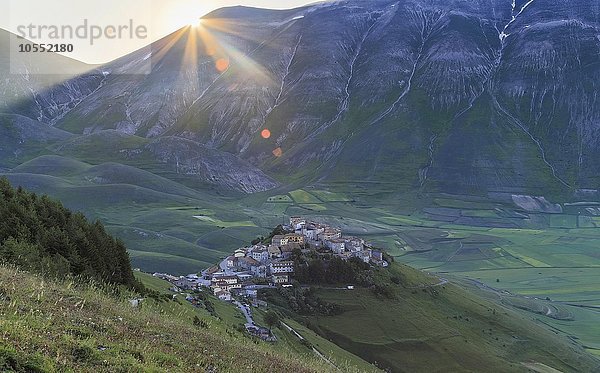 Sonnenaufgang am Bergdorf Castelluccio di Norcia  Hochebene  Piano Grande  Nationalpark Monti Sibillini  Umbrien  Italien  Europa