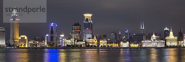 Skyline bei Nacht  Shanghai  China  Asien