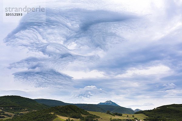 Wolken über Monte Strega  Apennin  Region Marken  Italien  Europa