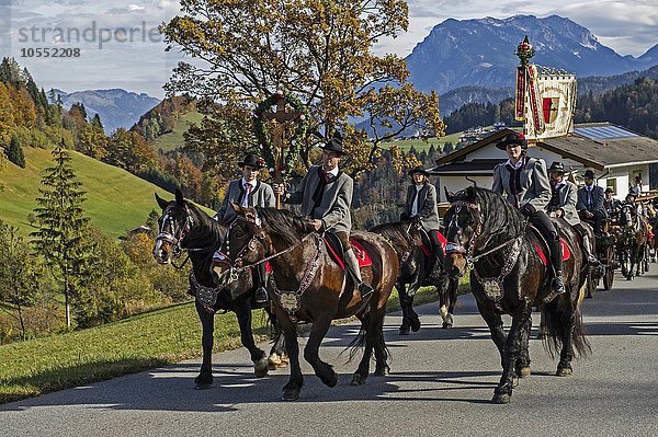 Leonhardiritt  mehrere Reiter  Hinterthiersee  hinten Zahmer Kaiser  Tirol  Österreich  Europa