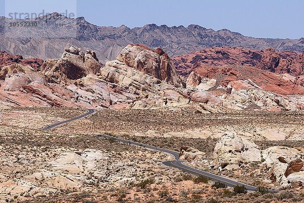 Ausblick auf farbige Sandsteinformationen und Mouse's Tank Road  Valley of Fire State Park  Nevada  USA  Nordamerika
