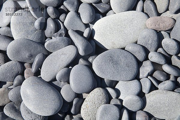 Runde Steine am Strand  Vik  Island  Europa