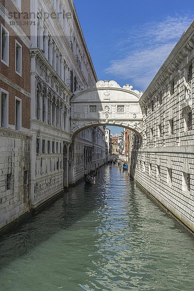 Kanal mit Gondel  Venedig  Italien  Europa