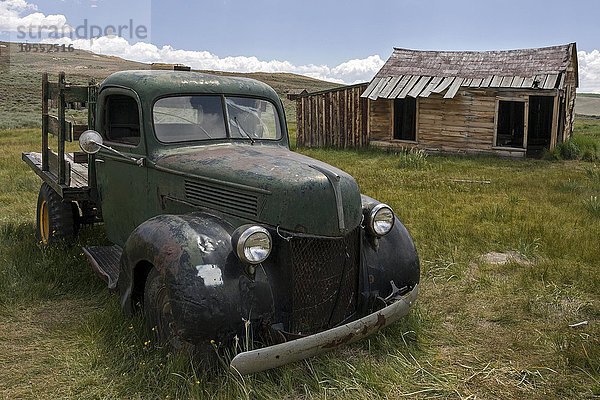 Altes Auto aus den 30er Jahren  Oldtimer  altes Holzhaus  Geisterstadt  alte Goldgräberstadt  Bodie State Historic Park  Bodie  Kalifornien  USA  Nordamerika