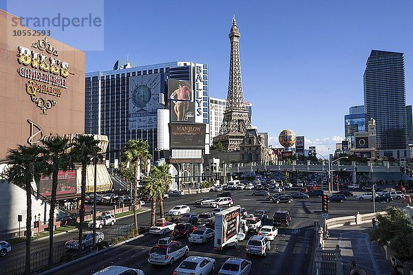Ausblick auf den Las Vegas Boulevard Süd  The Strip  Las Vegas Strip  hinten das Hotel Paris Las Vegas mit nachgebauten Eiffelturm  Las Vegas  Nevada  USA  Nordamerika