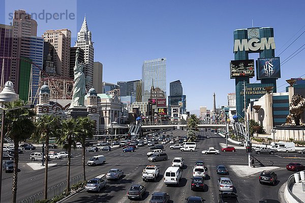 Ausblick auf den Las Vegas Boulevard Süd  The Strip  Las Vegas Strip  links das Hotel New York-New York  rechts das Hotel MGM  Las Vegas  Nevada  USA  Nordamerika