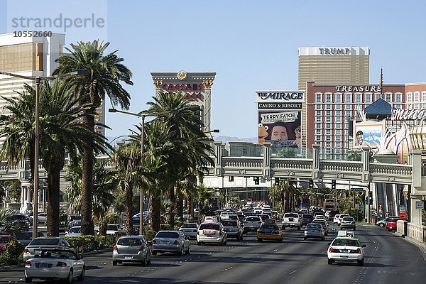 Ausblick auf den Las Vegas Boulevard Süd  The Strip  Las Vegas Strip  hinten die Hotels Caesars Palace  The Mirage  Treasure Island  Las Vegas  Nevada  USA  Nordamerika