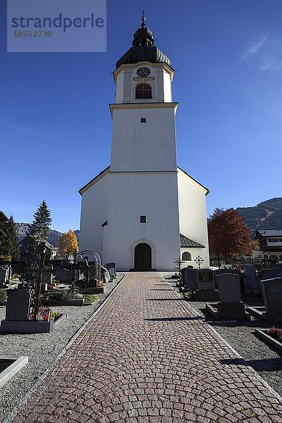 Kirche  Pfarrkirche St. Nikolaus mit Friedhof  Außenansicht  Tannheim  Tannheimer Tal  Tirol  Österreich  Europa