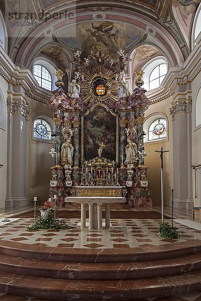 Kirche  Pfarrkirche St. Nikolaus  Innenansicht  Altarraum  Tannheim  Tannheimer Tal  Tirol  Österreich  Europa