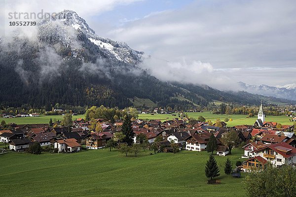 Ausblick auf Bad Oberdorf bei Bad Hindelang  hinten links Imberger Horn mit Schnee  Herbststimmung  Allgäu  Bayern  Deutschland  Europa