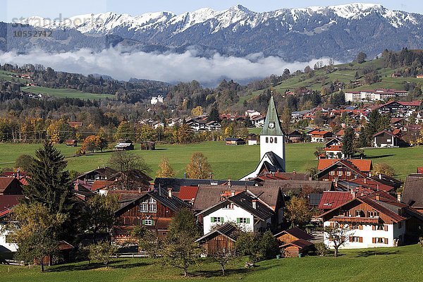 Ausblick auf Bad Oberdorf bei Bad Hindelang  hinten rechts Bad Hindelang  hinten die Allgäuer Berge mit Schnee  Herbststimmung  Allgäu  Bayern  Deutschland  Europa