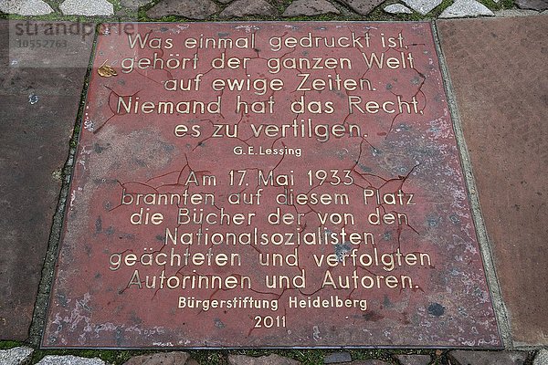 Tafel mit einem Zitat von Gotthold Ephraim Lessing zur Bücherverbrennung am 17  Mai 1933  Bodenplatte  Universitätsplatz  Heidelberg  Baden-Württemberg  Deutschland  Europa