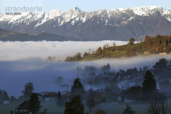 Morgennebel liegt über dem Ostrachtal und Bad Hindelang  hinten die Allgäuer Berge  Allgäu  Bayern  Deutschland  Europa
