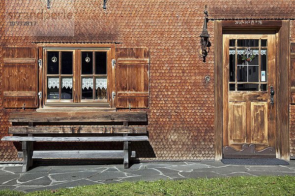 Allgäuer Haus  Hausfassade mit Holzschindeln verkleidet  Hinterstein  Allgäu  Bayern  Deutschland  Europa