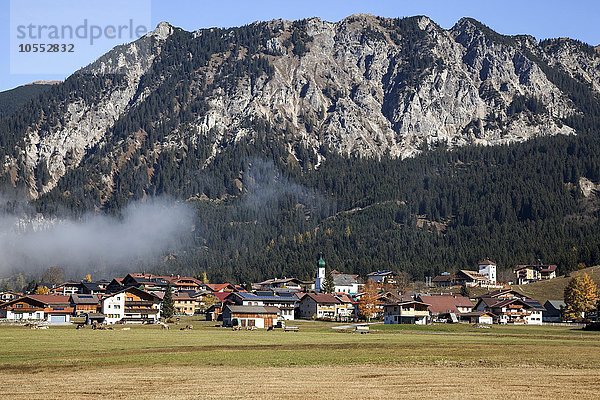 Ausblick auf Grän  Herbststimmung  Tannheimer Tal  Tirol  Österreich  Europa