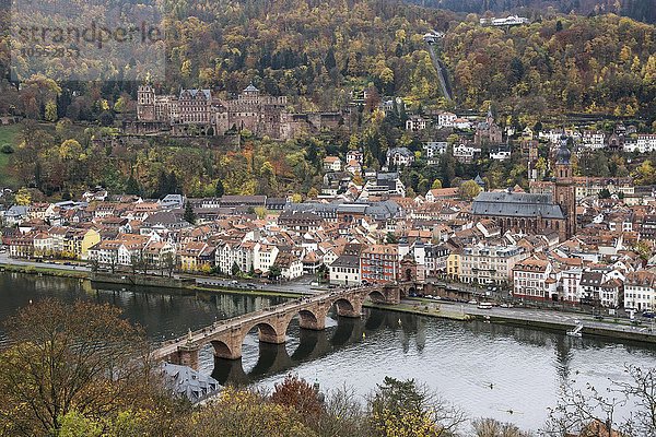 Ausblick vom Philsophenweg auf Neckar  Alte Brücke  auch Carl-Theodor-Brücke und Altstadt im Herbst  Heidelberg  Baden- Württemberg  Deutschland  Europa