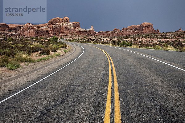 Kurvige Straße  Arches Scenic Drive  hinten Rock Pinnacles  Gewitterstimmung  Gewitterwolken  Arches National Park  Utah  USA  Nordamerika