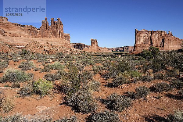 Courthouse Towers  rechts Three Gossips  Mitte Sheep Rock  links The Organ  Arches National Park  Utah  USA  Nordamerika
