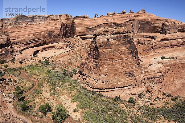 Ausblick vom upper Delicate Arch Viewpoint auf Felsformationen  hinten Delicate Arch  Arches National Park  Utah  USA  Nordamerika