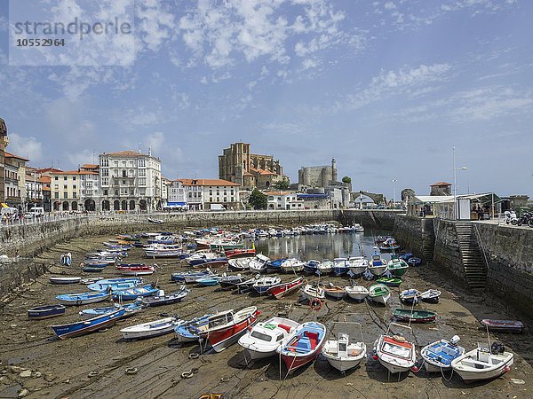 Fischerboote im Hafen bei Ebbe  Castro Urdiales  Cantabria  Spanien  Europa