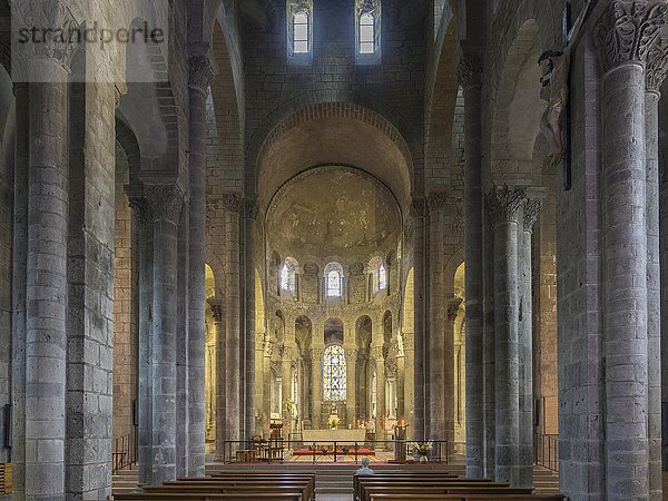 Kirche Notre Dame d Órcival aus dunklem Lavastein erbaut  Orcival  Auvergne  Frankreich  Europa