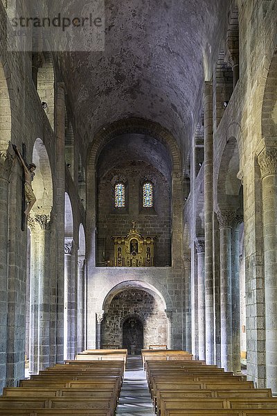Kirche Notre Dame d Órcival aus dunklem Lavastein erbaut  Orcival  Auvergne  Frankreich  Europa