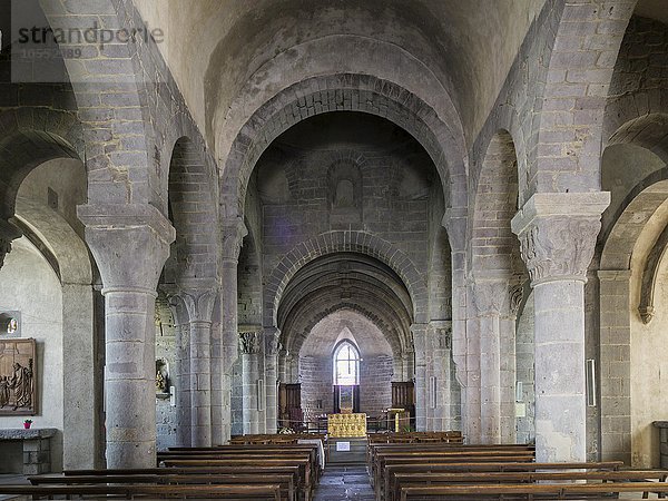 Innenraum der Kirche  Besse-et-Saint-Anastaise  Auvergne  Frankreich  Europa
