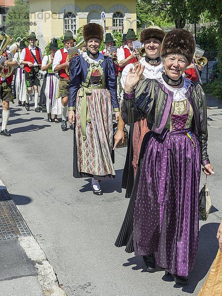 Brauchtumsumzug am Schlierseer Kirchtag durch den Ort  Schliersee  Bayern  Deutschland  Europa