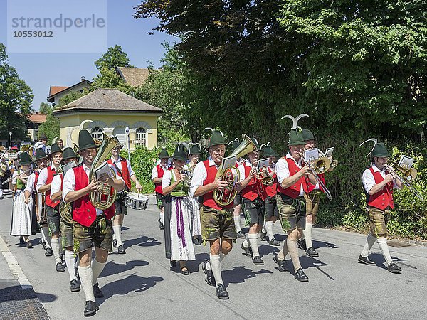 Blaskapelle bei Brauchtumsumzug am Schlierseer Kirchtag durch den Ort  Schliersee  Bayern  Deutschland  Europa