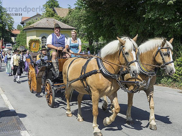 Pferdewagen bei Brauchtumsumzug am Schlierseer Kirchtag durch den Ort  Schliersee  Bayern  Deutschland  Europa