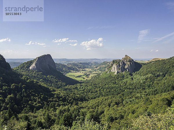 Aussicht auf die Felsen Tuilière und Sanadoire  Orcival  Auvergne  Frankreich  Europa