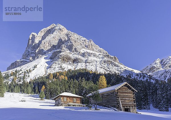 Berghütte vor Peitlerkofel mit Schnee  Würzjoch  Südtirol  Italien  Europa