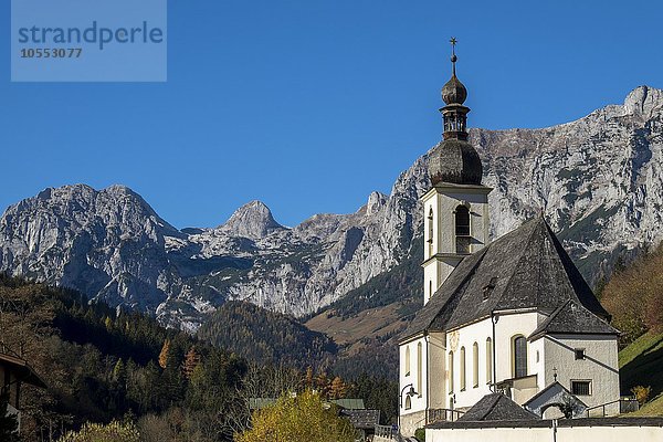 Pfarrkirche St. Sebastian  dahinter Reiteralpe  Berchtesgadener Alpen  Ramsau  Bayern  Oberbayern  Deutschland  Europa