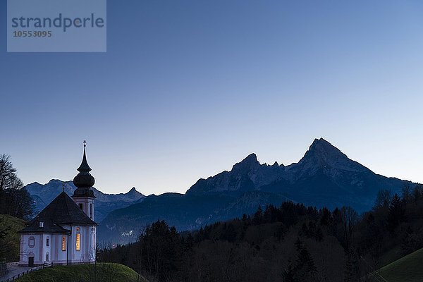 Wallfahrtskirche Maria Gern bei Dämmerung  hinten der Watzmann  Berchtesgaden  Bayern  Deutschland  Europa