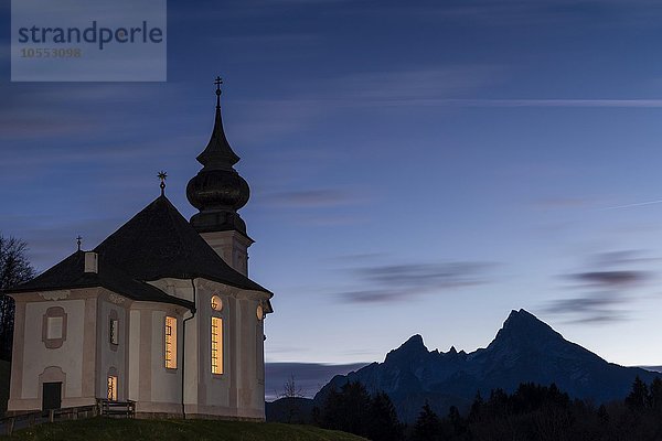 Wallfahrtskirche Maria Gern bei Dämmerung  hinten der Watzmann  Berchtesgaden  Bayern  Deutschland  Europa