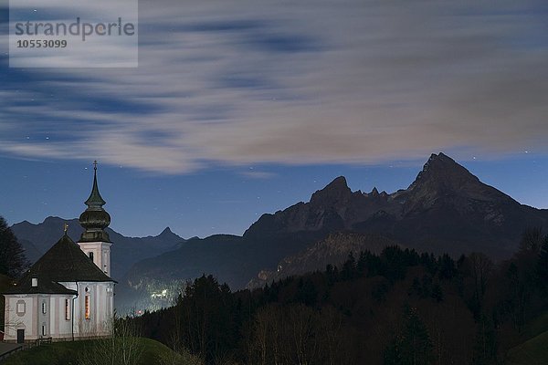 Wallfahrtskirche Maria Gern bei Dämmerung  hinten der Watzmann  Berchtesgaden  Bayern  Deutschland  Europa