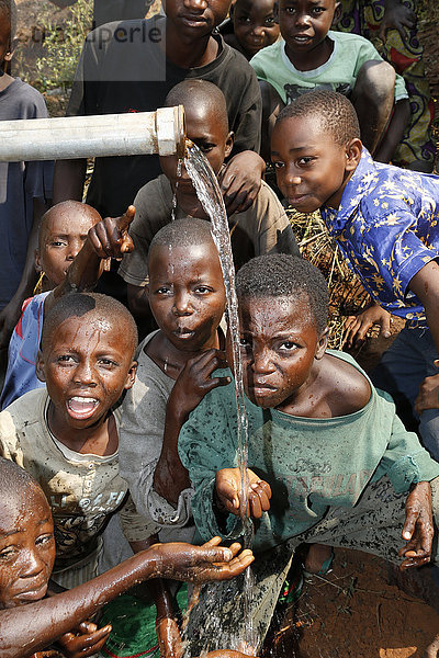 Jungen an einer Wasserstelle  Matamba-Solo  Provinz Bandundu  Republik Kongo
